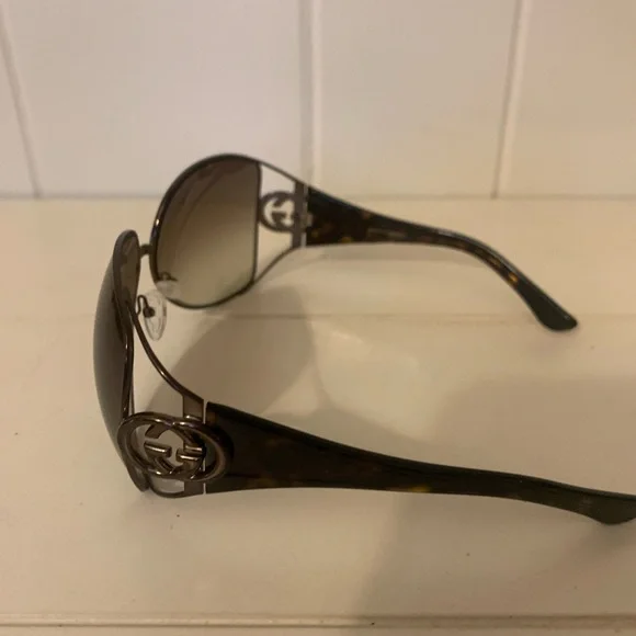 Gucci Oversized Sunglasses. Brown Tortoise Shell Arms and Metal Frame. New GUCCI Sunglasses Brown Tortoise Shell Gold Metal GG Web  main image 4